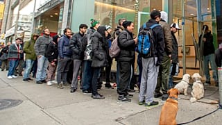 Várakozó vásárlók egy montreali kannabiszbolt bejáratánál - Quebec, Kanada, 2018