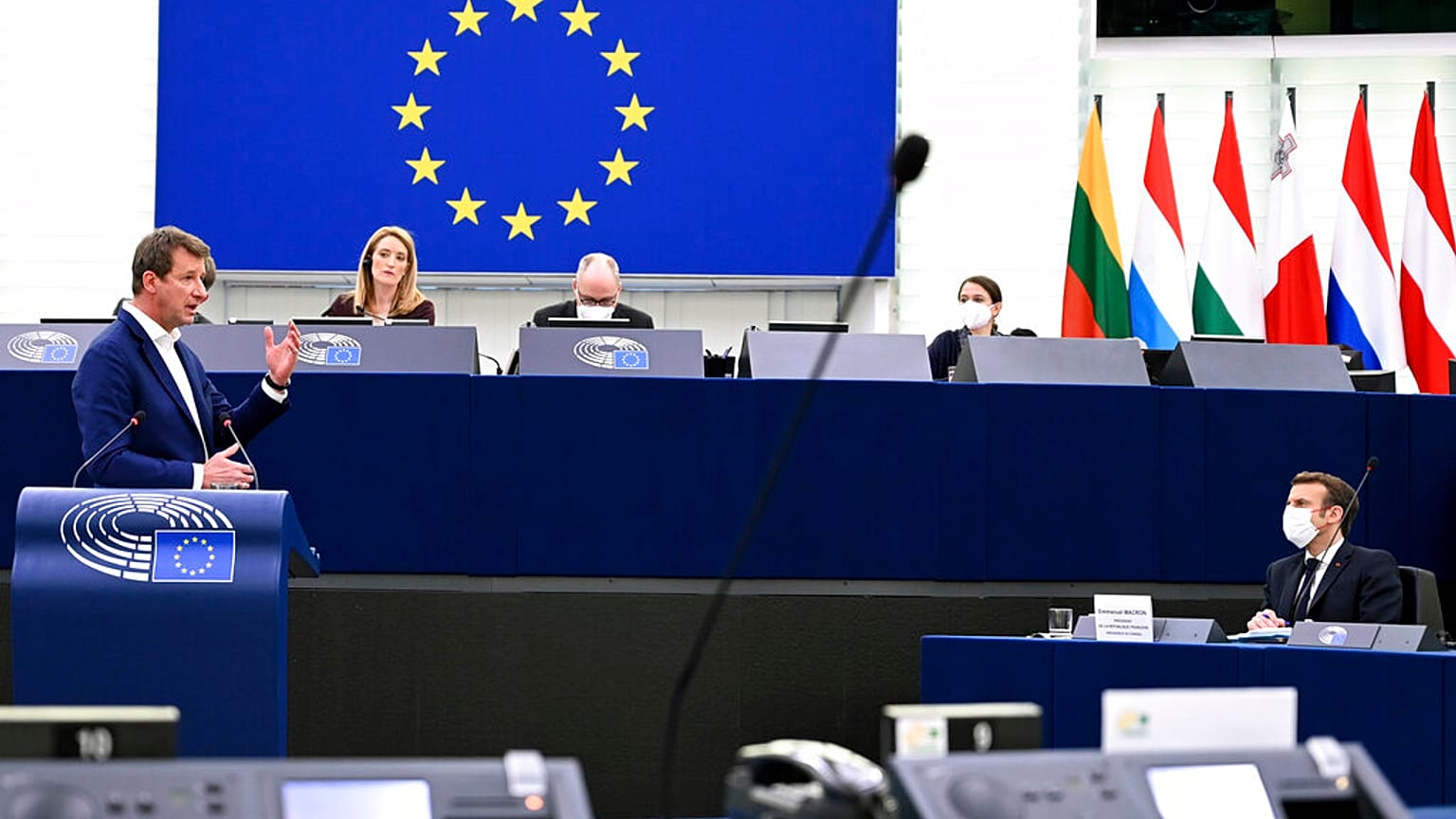 Il candidato dei Verdi alle prossime presidenziali francesi nonché eurodeputato, Yannick Jadot, attacca Macron