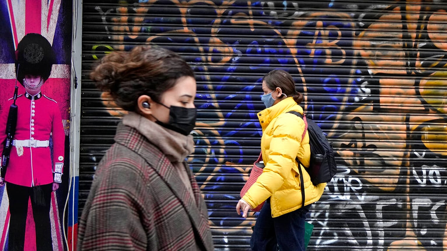 Gente camina por Oxford street, Londres, Reino Unido