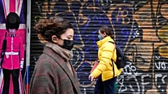 Gente camina por Oxford street, Londres, Reino Unido