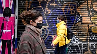 Gente camina por Oxford street, Londres, Reino Unido