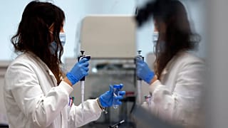 Ιατρική εργαστηριακή έρευνα στο Κέιμπριτζ της Βρετανίας