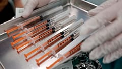 Moderna и Pfizer считают, что ревакцинация от COVID-19 станет ежегодной