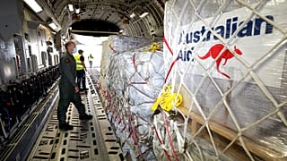 Un avión con ayuda australiana se prepara para partir hacia Tonga