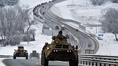 Orosz páncélozott járművekből álló konvoj halad egy autópályán az Oroszország által 2014-ben bekebelezett dél-ukrajnai Krím félszigeten 2022. január 18-án.