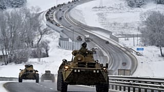 Orosz páncélozott járművekből álló konvoj halad egy autópályán az Oroszország által 2014-ben bekebelezett dél-ukrajnai Krím félszigeten 2022. január 18-án.