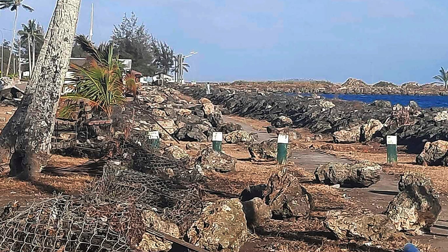Una zona dañada en Nukualofa​, Tonga, el 20 de enero de 2022, tras la erupción volcánica del sábado cerca del archipiélago del Pacífico.