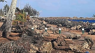 Una zona dañada en Nukualofa​, Tonga, el 20 de enero de 2022, tras la erupción volcánica del sábado cerca del archipiélago del Pacífico.