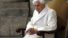 Der emeritierte Papst Benedikt XIV im Jahr 2015 im Vatikan. In seiner Zeit als Erzbischof in München soll er laut einem neuen Bericht Missbrauchstäter geschützt haben. 
