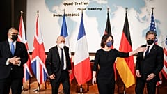 James Cleverly brit miniszter, Jean-Yves Le Drian francia külügyminiszter, német kollégájával Annalena Baerbockkal és az amerikai külügyminiszterrel Antony Blinkennel