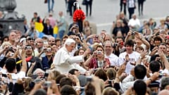 Le pape Benoît XVI sur la place Saint-Pierre du Vatican, entouré par la foule, le 22 septembre 2010, archives