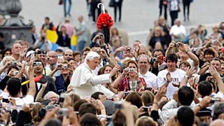 Le pape Benoît XVI sur la place Saint-Pierre du Vatican, entouré par la foule, le 22 septembre 2010, archives