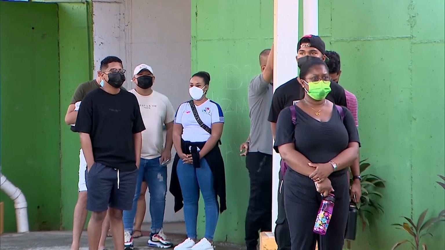 Latinoamericanos esperan para hacerse una prueba