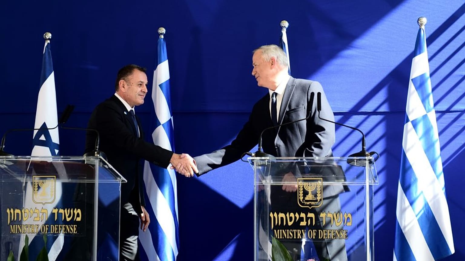 Οι υπουργοί Άμυνας Κύπρου (αριστερά), Ισραήλ (κέντρο) και Ελλάδας (δεξιά)