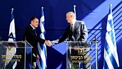 Οι υπουργοί Άμυνας Κύπρου (αριστερά), Ισραήλ (κέντρο) και Ελλάδας (δεξιά)
