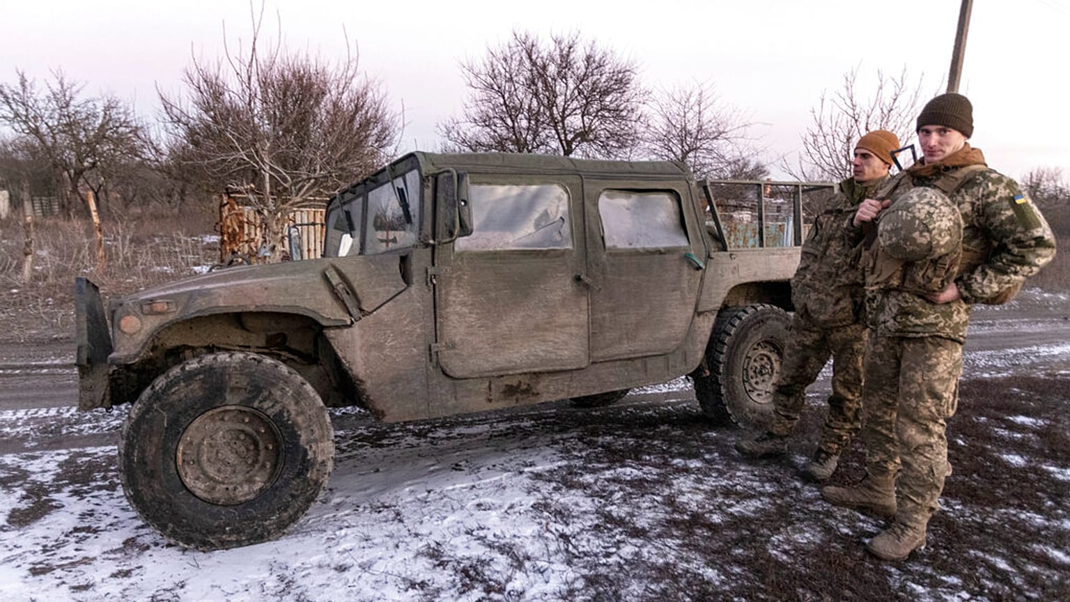 Soldados ucranianos en la línea de separación con los rebeldes prorrusos en Mariupol, región de Donetsk, Ucrania