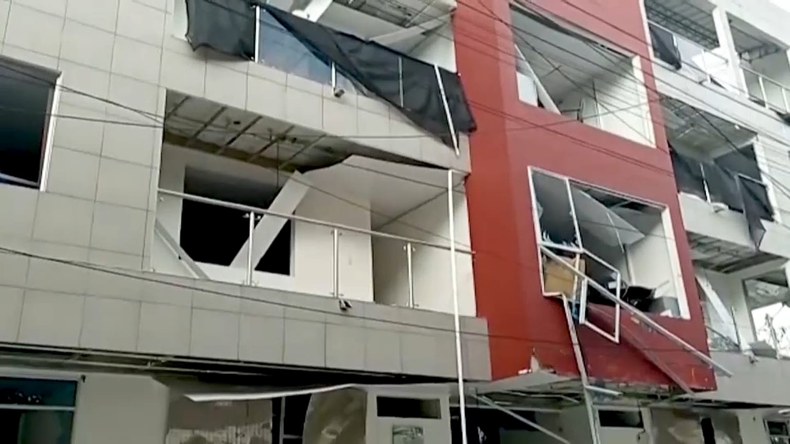 Una camioneta bomba provocó un muerto, cuatro heridos y cuantiosos daños.