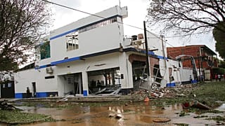 I danni causati dall'autobomba a Saravena (Venezuela). 