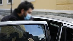 ΙΕΡΕΑΣ ΚΑΤΗΓΟΡΟΥΜΕΝΟΣ ΓΙΑ ΒΙΑΣΜΟ ΜΕΤΑΦΕΡΕΤΑΙ ΣΤΟΝ ΑΝΑΚΡΙΤΗ