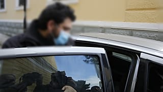ΙΕΡΕΑΣ ΚΑΤΗΓΟΡΟΥΜΕΝΟΣ ΓΙΑ ΒΙΑΣΜΟ ΜΕΤΑΦΕΡΕΤΑΙ ΣΤΟΝ ΑΝΑΚΡΙΤΗ