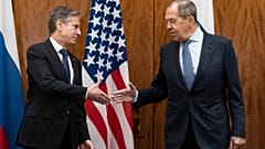 ABD Dışişleri Bakanı Blinken (solda), Rusya Dışişleri Bakanı Lavrov ile Cenevre'de bir araya geldi