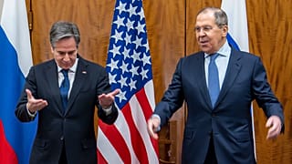 Дипломаты улыбались и жали друг другу руки, но тон заявлений не изменился