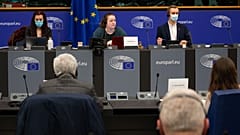 Teilnehmer:innen auf einer Podiumsdiskussion in Straßburg