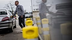 Autofahrer tankt in Frankreich. 