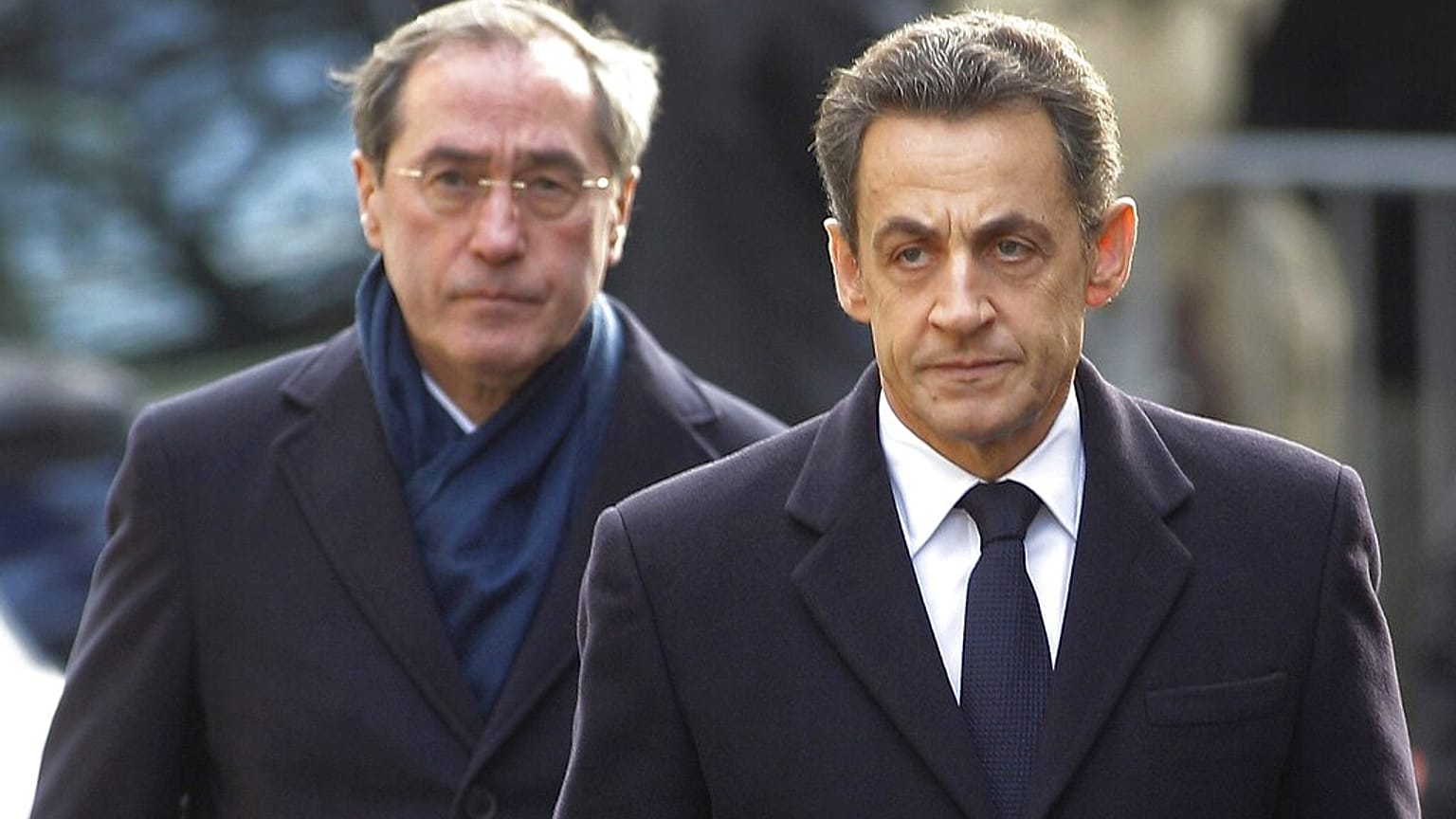 Claude Guéant sullo sfondo, Nicolas Sarkozy in primo piano - foto d'archivio