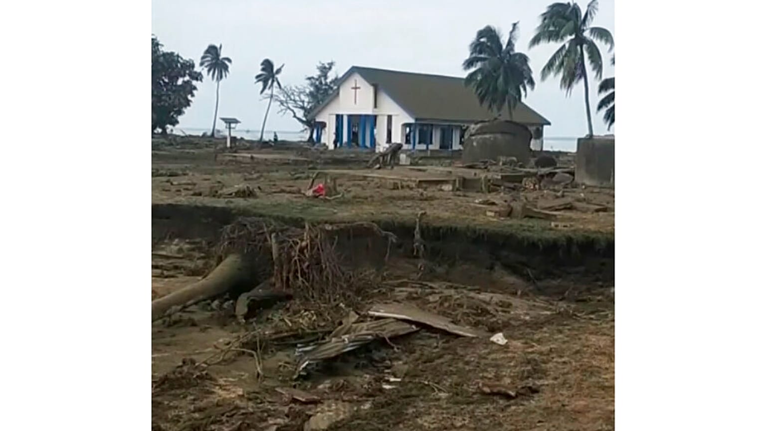 une église mormone endommagée sur l'île d'Atata, le 16 janvier 2022, au lendemain du tsunami 