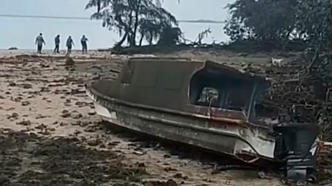 Barco danificado na ilha de Atata, em Tonga