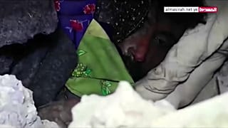يمني تم إنقاذه حياً من نحت الأنقاض