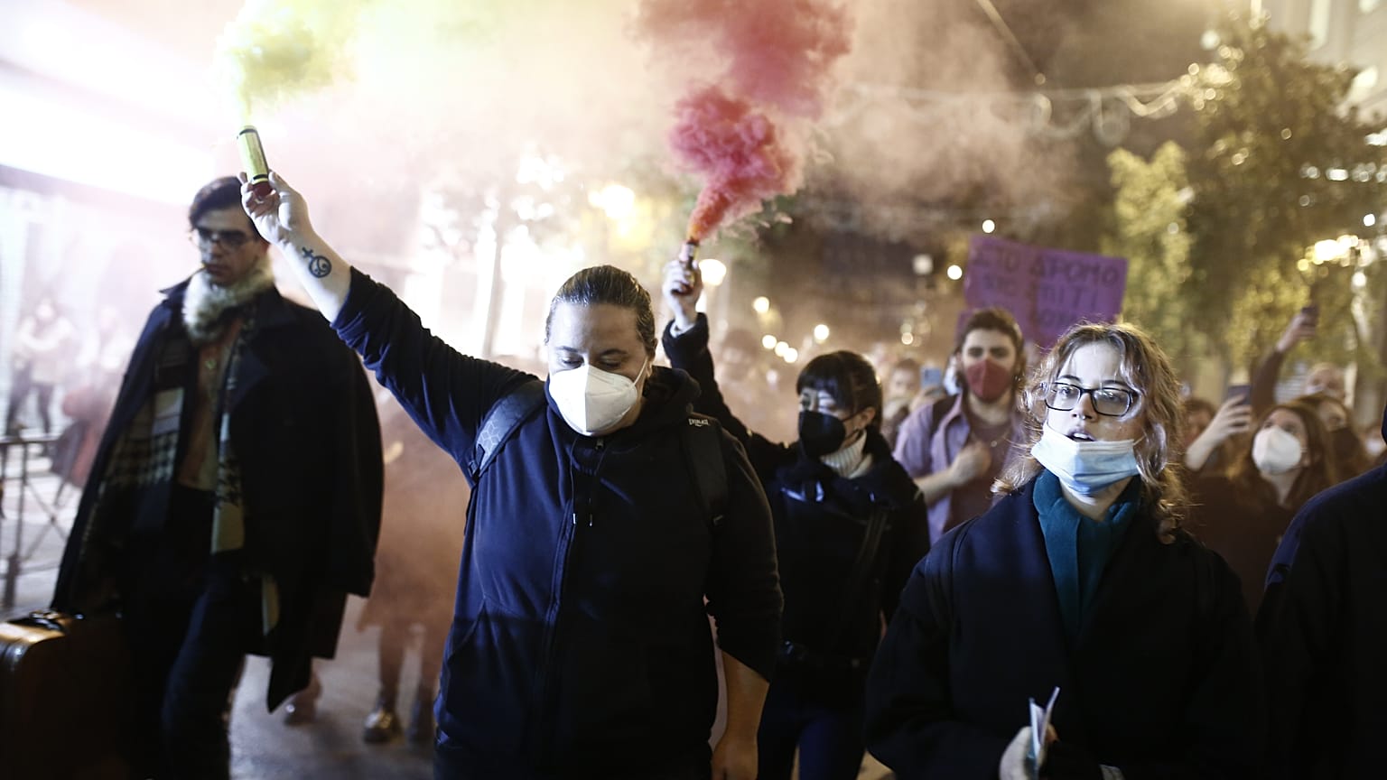 	Διαδηλωτές από διάφορες γυναικείες οργανώσεις και συλλογικότητες συμμετέχουν σε συγκέντρωση και πορεία συμπαράστασης στο Σύνταγμα "ενάντια στην συγκάλυψη του κυκλώματος βιαστ