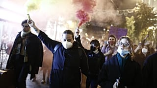 Διαδηλωτές από διάφορες γυναικείες οργανώσεις και συλλογικότητες συμμετέχουν σε συγκέντρωση και πορεία συμπαράστασης στο Σύνταγμα "ενάντια στην συγκάλυψη του κυκλώματος βιαστ