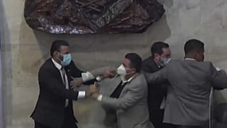 Batalla campal en el Parlamento de Honduras, en el inicio de legislatura.