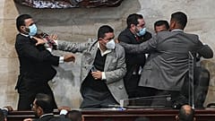 Abgeordnete der Partei Libertad y Refundacion (LIBRE) versuchen, Jorge Calix nach seiner Wahl zum vorläufigen Parlamentspräsidenten vom Pult zu vertreiben.
