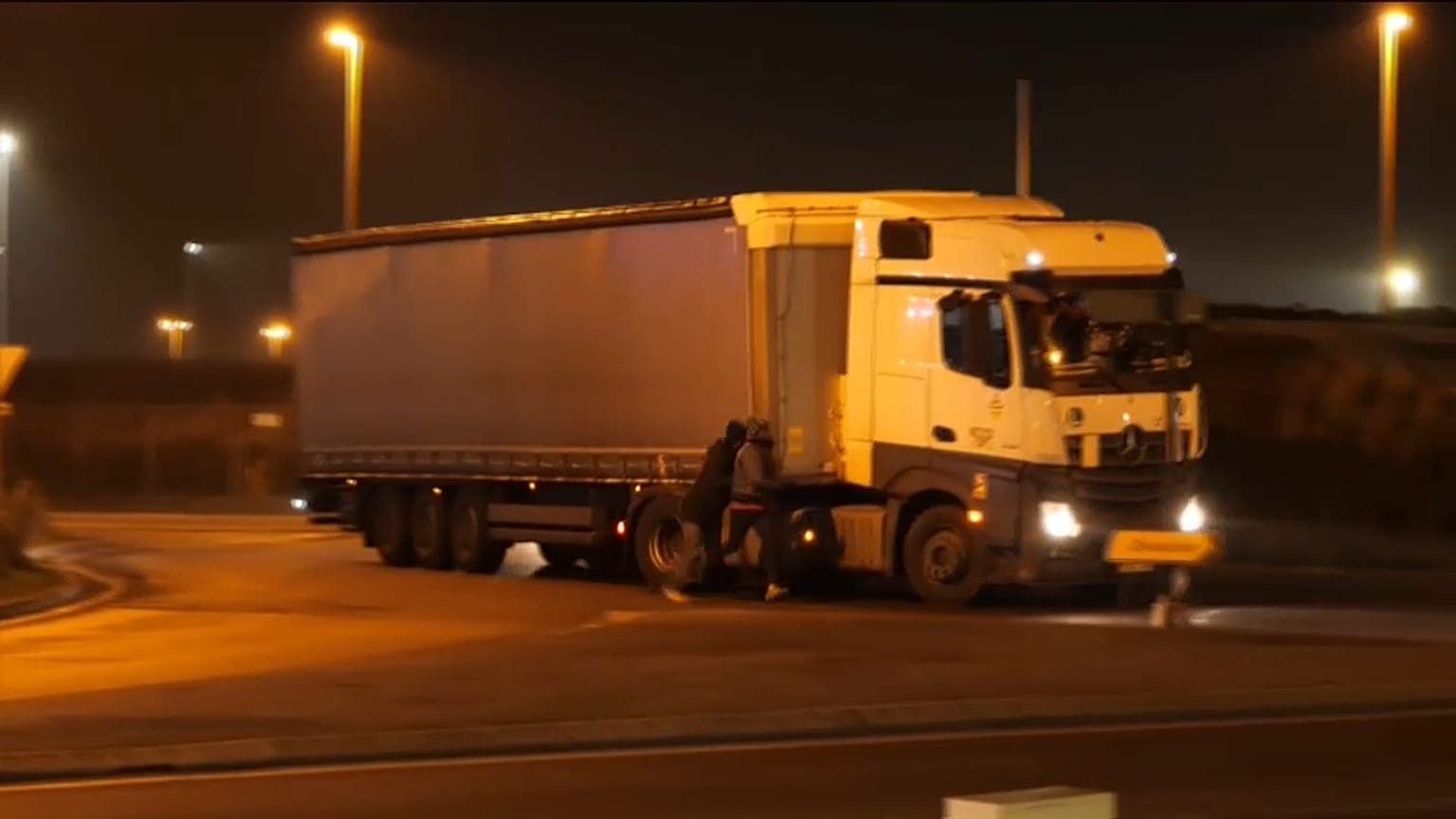 Migranti cercano di nascondersi in un camion per attraversare la Manica