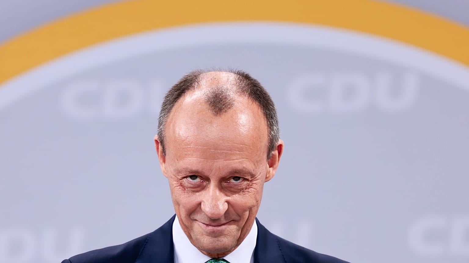 Scharfer Blick: So schaut der designierte CDU-Vorsitzende Friedrich Merz während des virtuellen Parteitags in Kamera.
