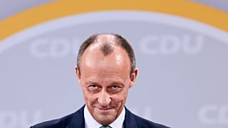 Scharfer Blick: So schaut der designierte CDU-Vorsitzende Friedrich Merz während des virtuellen Parteitags in Kamera.