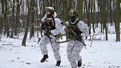 Militärübung in einer Kiewer Grünanlage