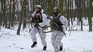 Militärübung in einer Kiewer Grünanlage