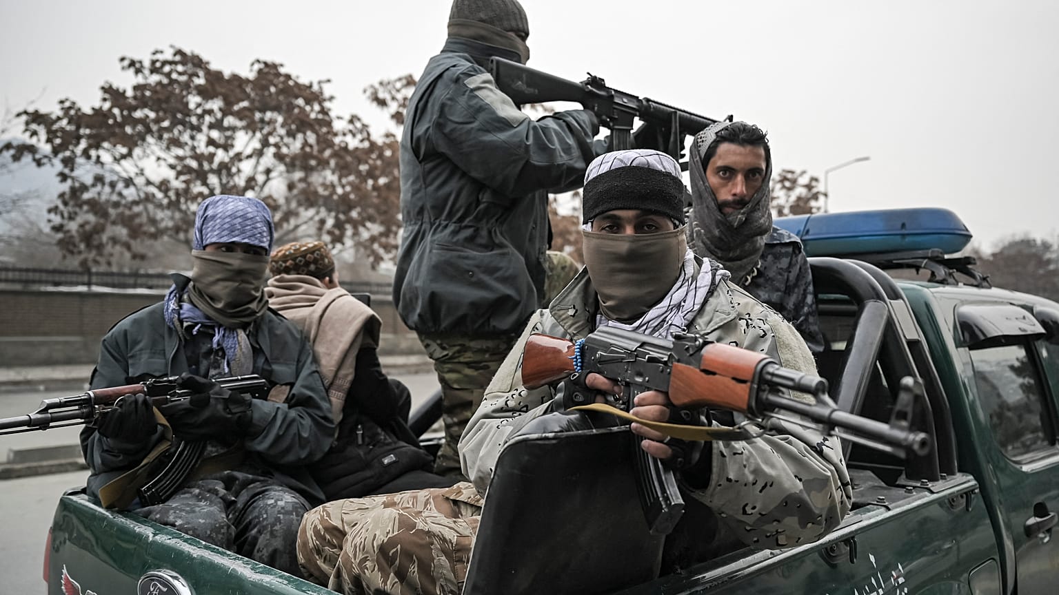 Taliban-Kämpfer patrouillieren in Kabul während einer Demonstration gegen die jüngsten Proteste afghanischer Frauenrechtlerinnen (21. Januar 2022)
