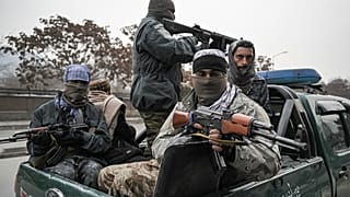 Taliban-Kämpfer patrouillieren in Kabul während einer Demonstration gegen die jüngsten Proteste afghanischer Frauenrechtlerinnen (21. Januar 2022)