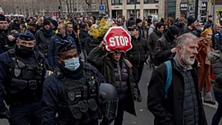 Fransa'nın başkenti Paris'te Covid-19 aşısı karşıtı gösteri yapıldı, 22 Ocak 2022