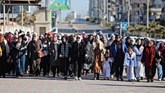 مسيرة نسائية على شاطئ بحر غزة 