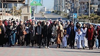 مسيرة نسائية على شاطئ بحر غزة