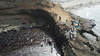 Limpeza do crude derramado na costa do Peru