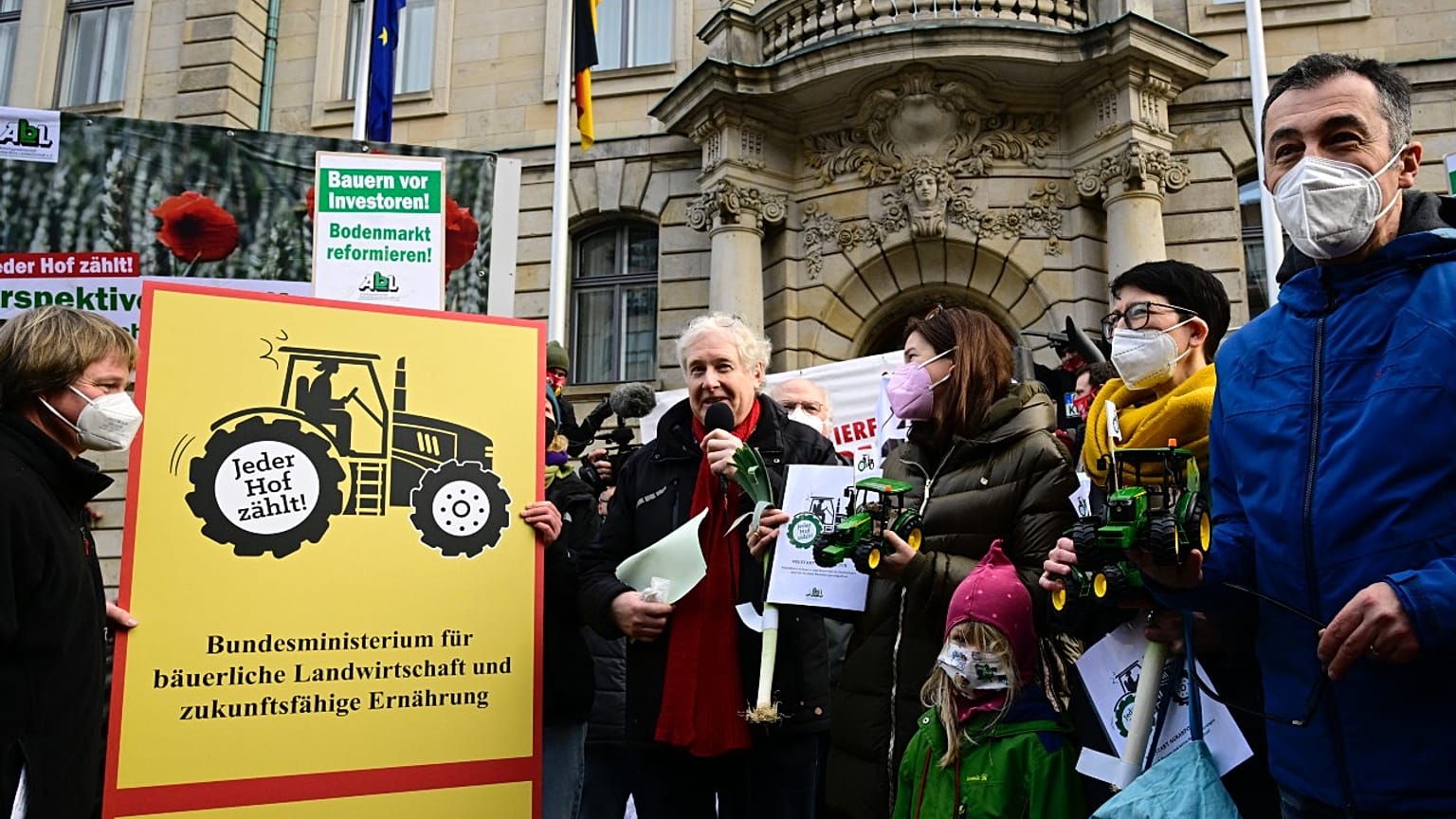 Der deutsche Landwirtschaftsminister Cem Özdemir hält einen Miniaturtraktor nach Protesten vor dem Landwirtschaftsministerium in Berlin