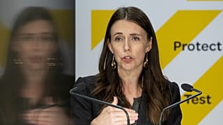 Jacinda Ardern miniszterelnök a wellingtoni parlamentben tartott sajtótájékoztatóján