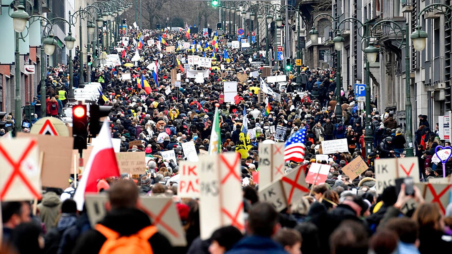 Manifestación multitudinaria en Bruselas contra el certificado de vacunación y otras restricciones